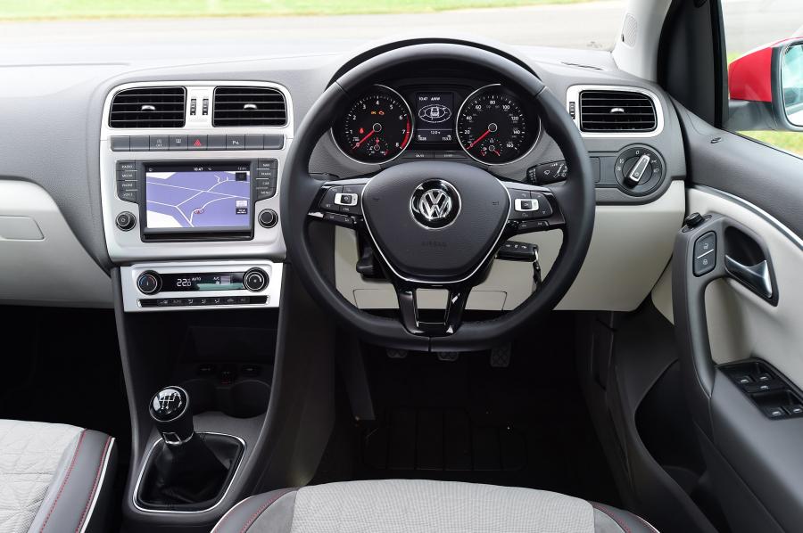Интерьер Volkswagen Polo Beats 2016 года  (UK) (фото 6 из 8)